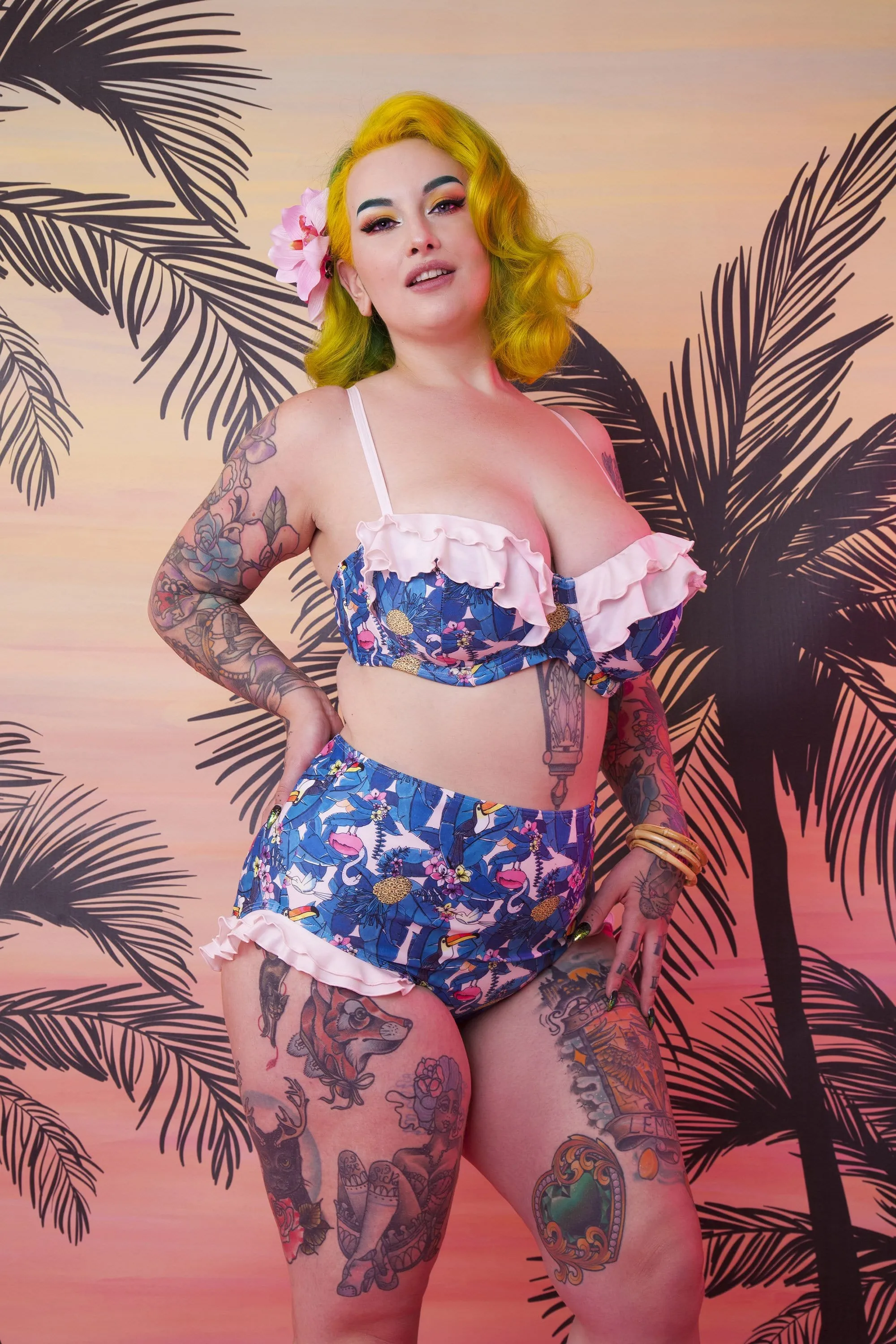Toucan Frilled balcony top
